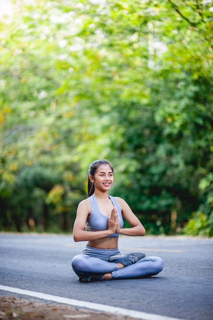 Las mujeres hacen ejercicio felizmente para tener buena salud. Concepto de ejercicio