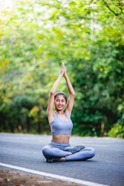 Las mujeres hacen ejercicio felizmente para tener buena salud. concepto de ejercicio