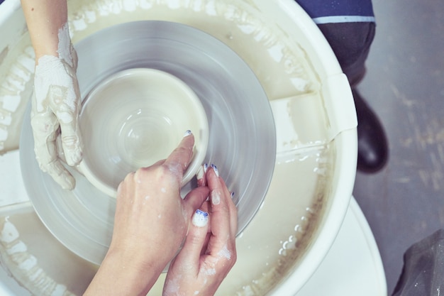 Mujeres haciendo cerámica, concepto para taller y clase magistral,