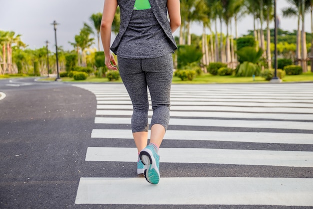 Mujeres haciendo ejercicio. Mujer corredor corriendo por la mañana en el parque público.