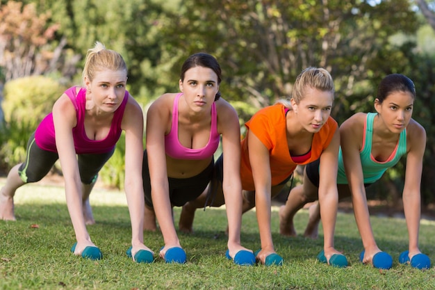 Mujeres haciendo ejercicio con pesas