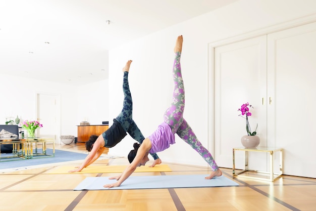 Mujeres haciendo ejercicio en el suelo en casa