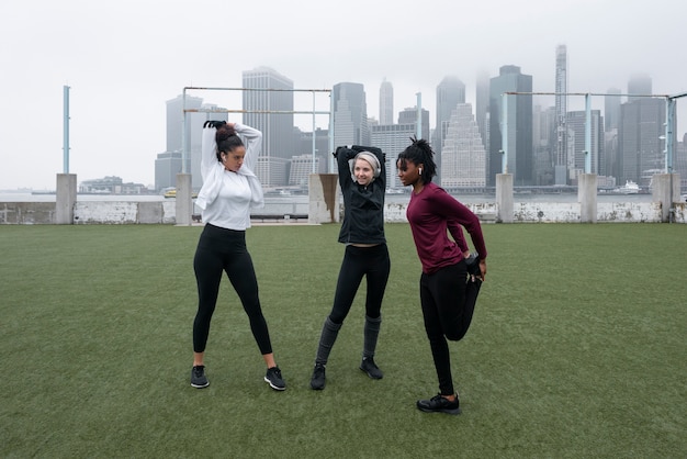 Foto mujeres haciendo jogging juntas