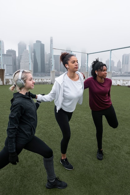 Foto mujeres haciendo jogging juntas