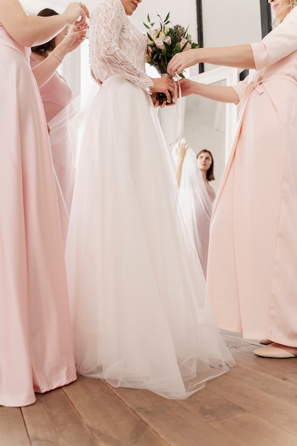 Foto mujeres haciendo preparativos para la boda