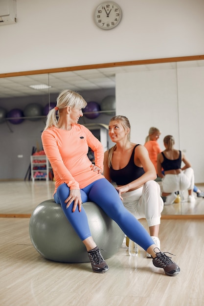 Mujeres haciendo yoga. Estilo de vida deportivo. Cuerpo tonificado