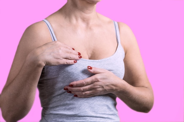 Foto mujeres haciéndose autocontroles de cáncer de mama una manta calentita abriga y salva un poco del frío el problema del calor en los hogares de los europeos por la subida del precio del gas y la calefacción