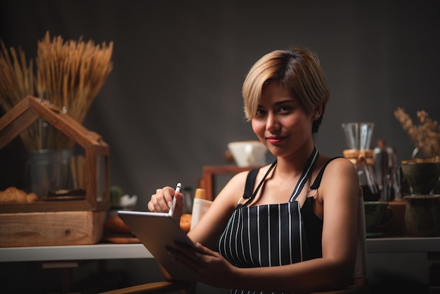 Las mujeres hermosas jóvenes son felices y divertidas en casa con un estilo de vida saludable