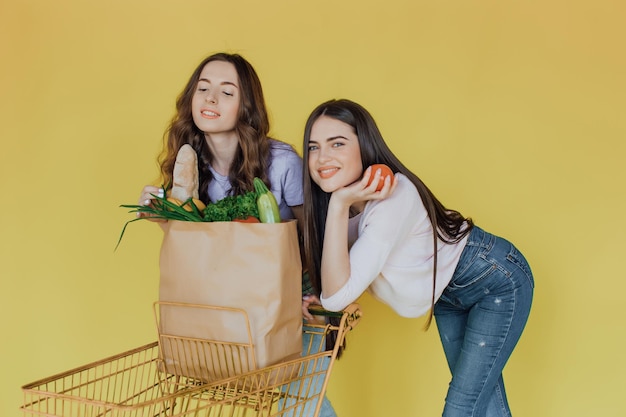 Mujeres hermosas jóvenes sosteniendo una bolsa de papel para llevar