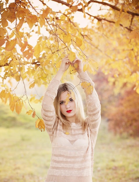 Mujeres hermosas en el parque otoño