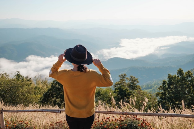 Foto las mujeres hipster viajan en la naturaleza.