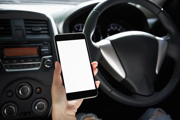 mujeres hoding teléfono inteligente en el coche en viaje. tiempo de vacaciones.