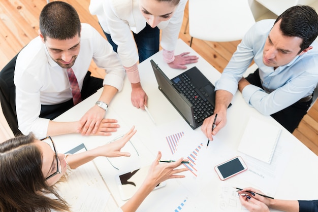 Mujeres y hombres de negocios en reunión encontrando ideas.