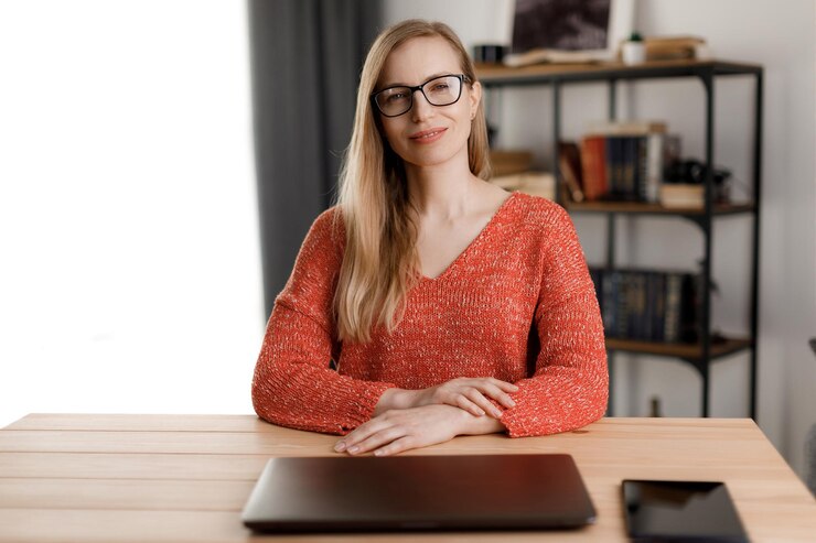 Mujeres independientes en la computadora portátil