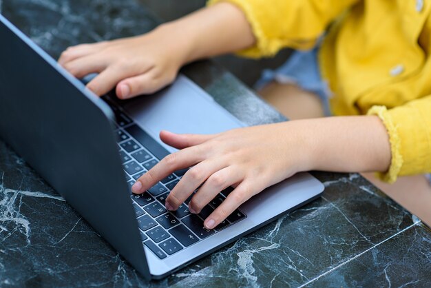 Las mujeres independientes que usan la computadora portátil en la mesa