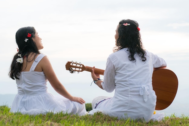 Foto mujeres indígenas con un instrumento musical nueva era de la población indígena estilo de vida libre