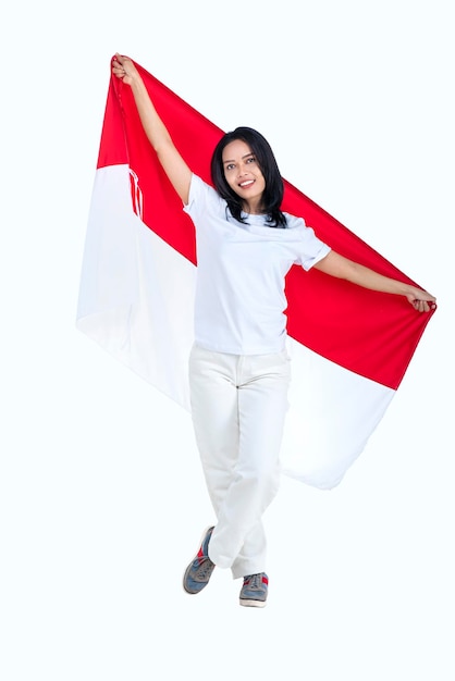 Las mujeres indonesias celebran el día de la independencia de Indonesia el 17 de agosto sosteniendo la bandera de Indonesia