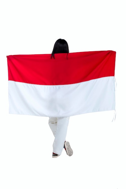 Las mujeres indonesias celebran el día de la independencia de Indonesia el 17 de agosto sosteniendo la bandera de Indonesia