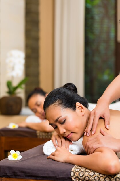 Mujeres indonesias en masaje spa de bienestar