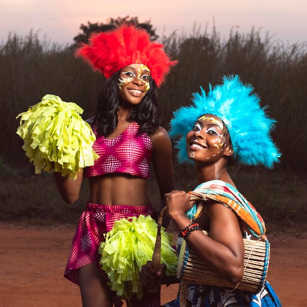 Foto mujeres con instrumento en carnaval.