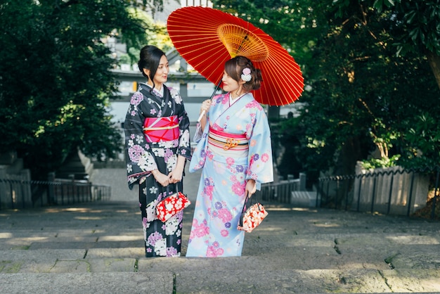 Mujeres japonesas con kimono caminando en Tokio