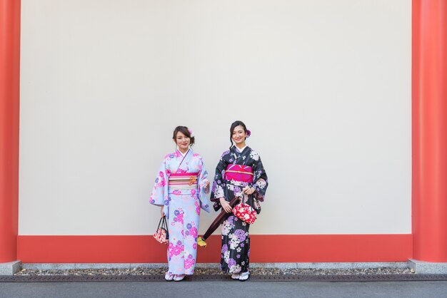 Foto mujeres japonesas con kimono caminando en tokio