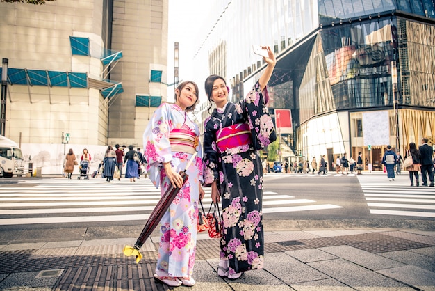 Mujeres japonesas con kimono caminando en Tokio