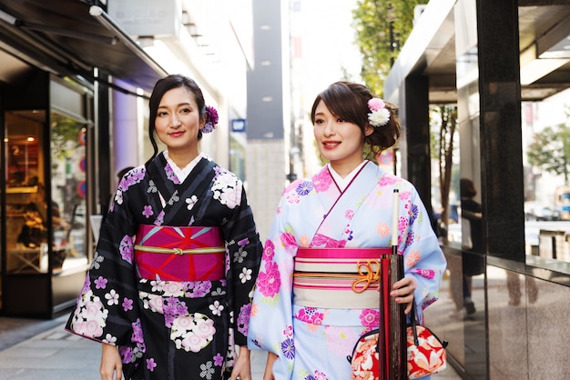 Foto mujeres japonesas con kimono caminando en tokio