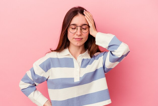 Mujeres jóvenes aisladas cansadas y con mucho sueño manteniendo las manos en la cabeza.