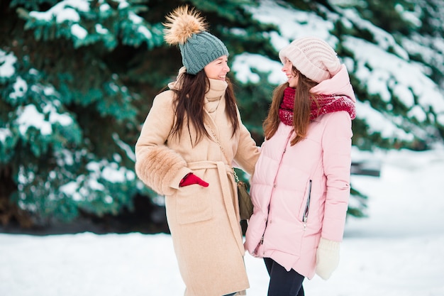 Mujeres jóvenes al aire libre en un hermoso día de nieve en invierno