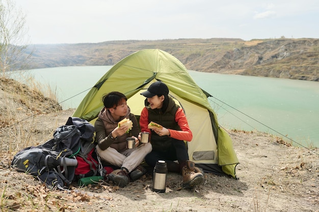 Mujeres jóvenes almorzando en el campamento