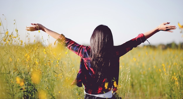 Las mujeres jóvenes aman y se enamoran de la hermosa naturaleza.