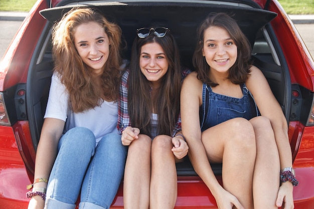 Mujeres jóvenes amigas en un viaje disfrutando