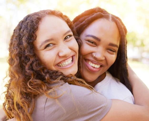 Las mujeres jóvenes y los amigos abrazan el retrato para estar juntos en el parque para unir el bienestar y la felicidad Jóvenes de la generación z y personas negras naturales con una sonrisa feliz y un abrazo en el lugar de reunión de verano en la naturaleza