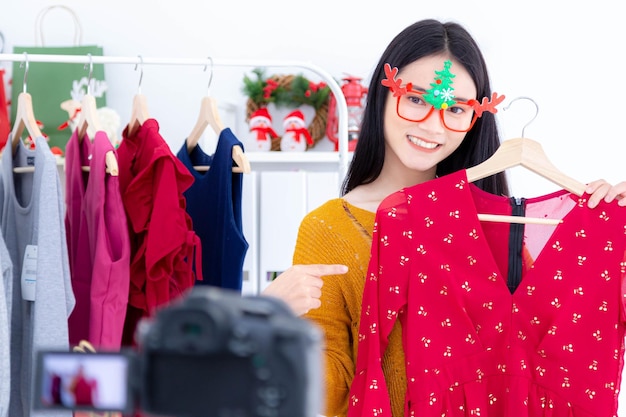 Foto mujeres jóvenes asiáticas venden ropa en línea durante las vacaciones de navidad negocios y navidad tienda en línea