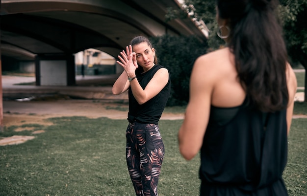 Mujeres jóvenes bailando en el parque