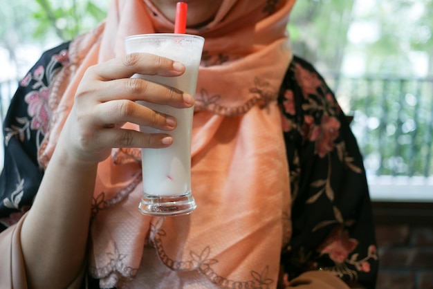 Mujeres jóvenes bebiendo batido de plátano en el café