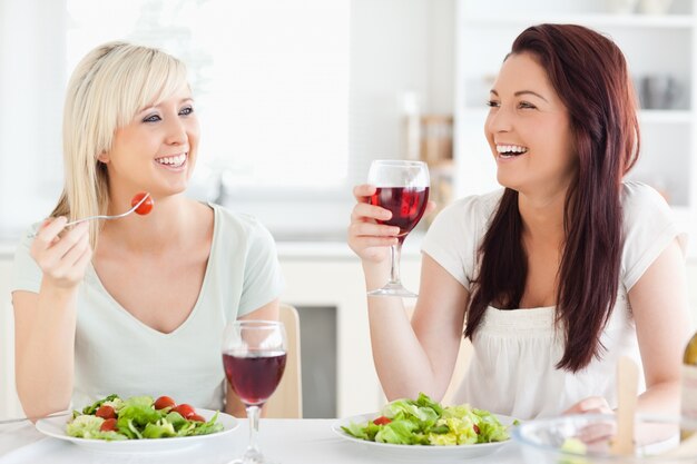 Mujeres jóvenes bebiendo vino