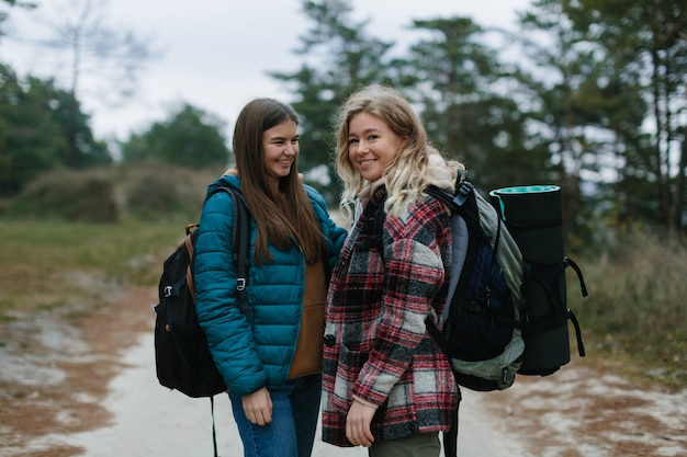 Mujeres jóvenes caminando por la carretera