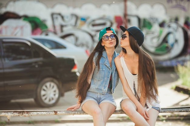 Mujeres jóvenes casuales en estacionamiento