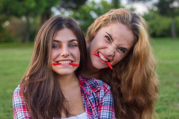 mujeres jóvenes, comida, regaliz