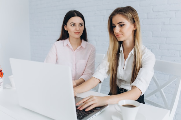 Mujeres jóvenes compañeros de trabajo en la oficina