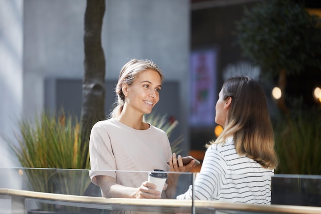 Mujeres jóvenes compartiendo noticias