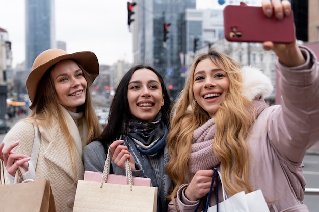 Foto mujeres jóvenes de compras en la ciudad