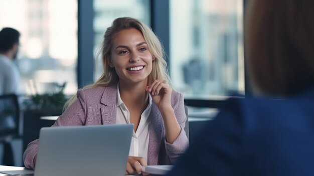 mujeres jóvenes con computadora portátil