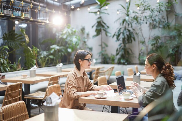 Mujeres jóvenes contemporáneas en café