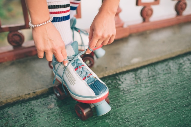 Mujeres jóvenes delgadas y sexys y patines. vacaciones activas de verano en la ciudad. deportes extremos