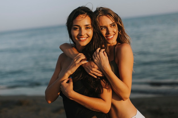 Mujeres jóvenes divirtiéndose en las vacaciones de verano en la playa