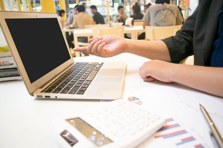 Foto las mujeres jóvenes están controlando las finanzas de la compañía para prepararse para un mayor desarrollo comercial
