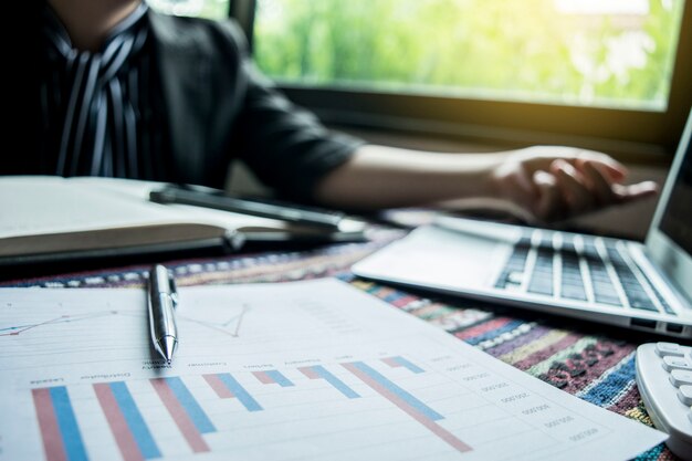 Foto las mujeres jóvenes están revisando sus finanzas para prepararse para el desarrollo comercial futuro.